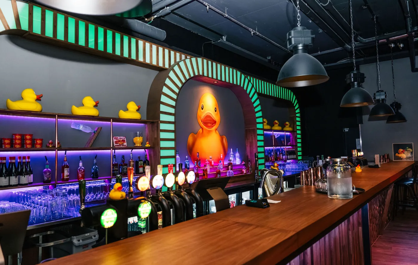 Baren hos Lucky Duck med gule ender og tappekraner