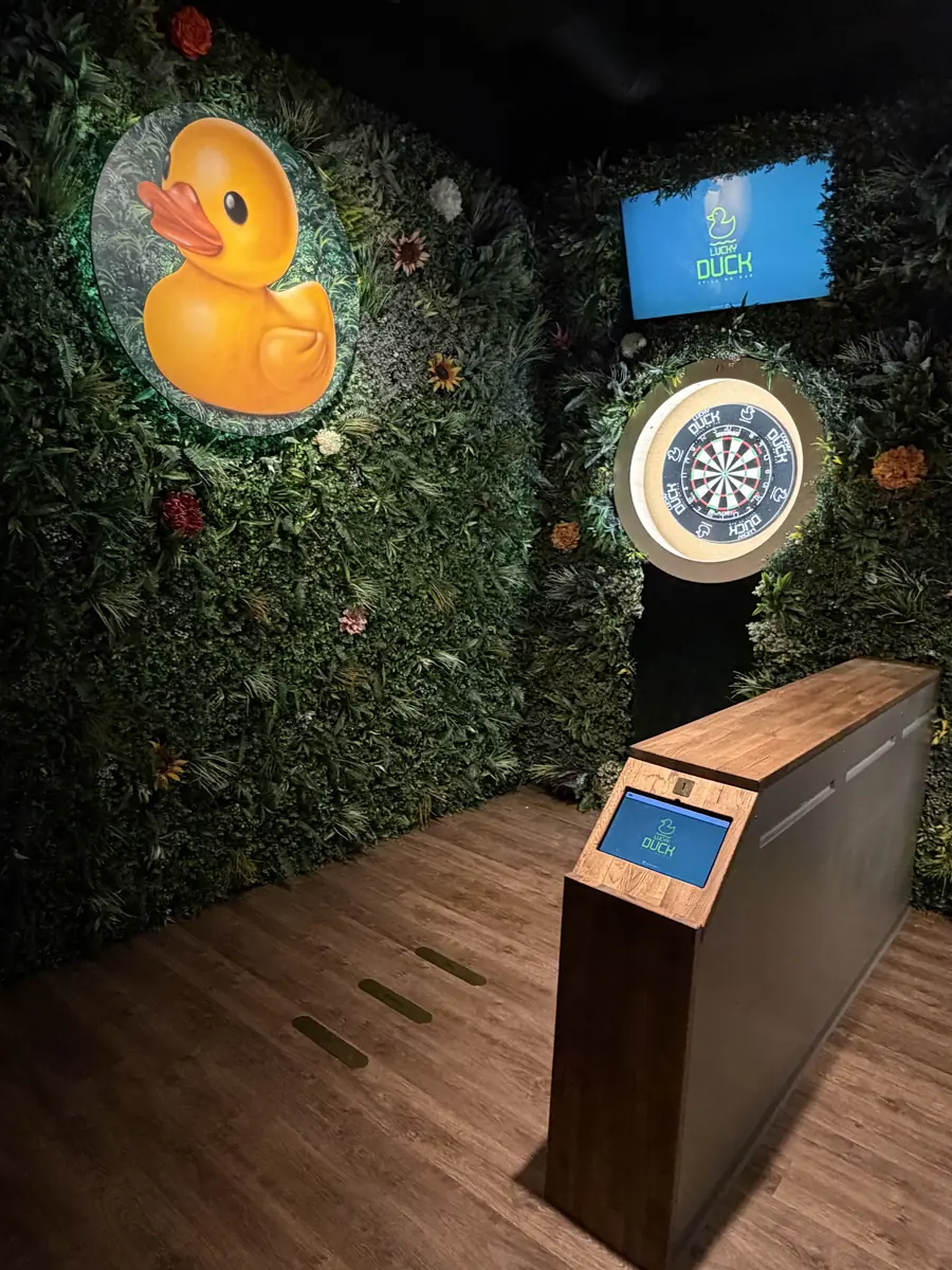 Dartbås med plantevegg og Lucky Duck-tavle