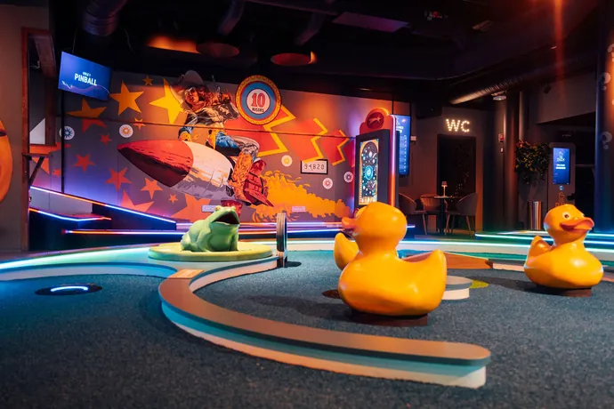 Minigolfbane med store gule ender