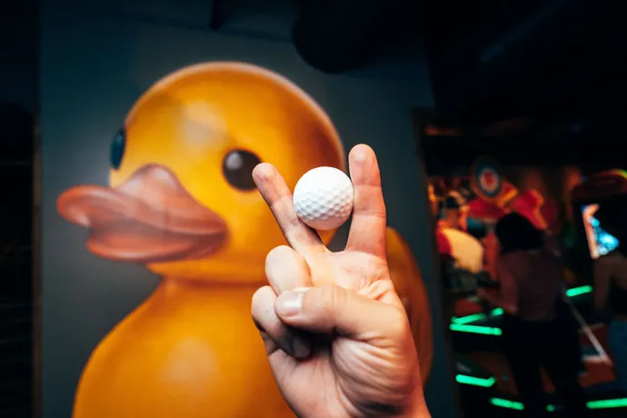 Golfball foran andeveggen