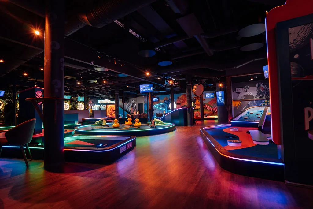 Minigolfbanene hos Lucky Duck med neonlys