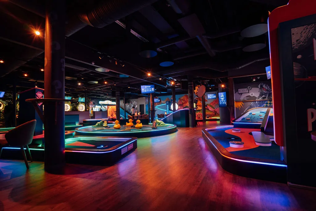 Minigolfbanene hos Lucky Duck med neonlys og badeender